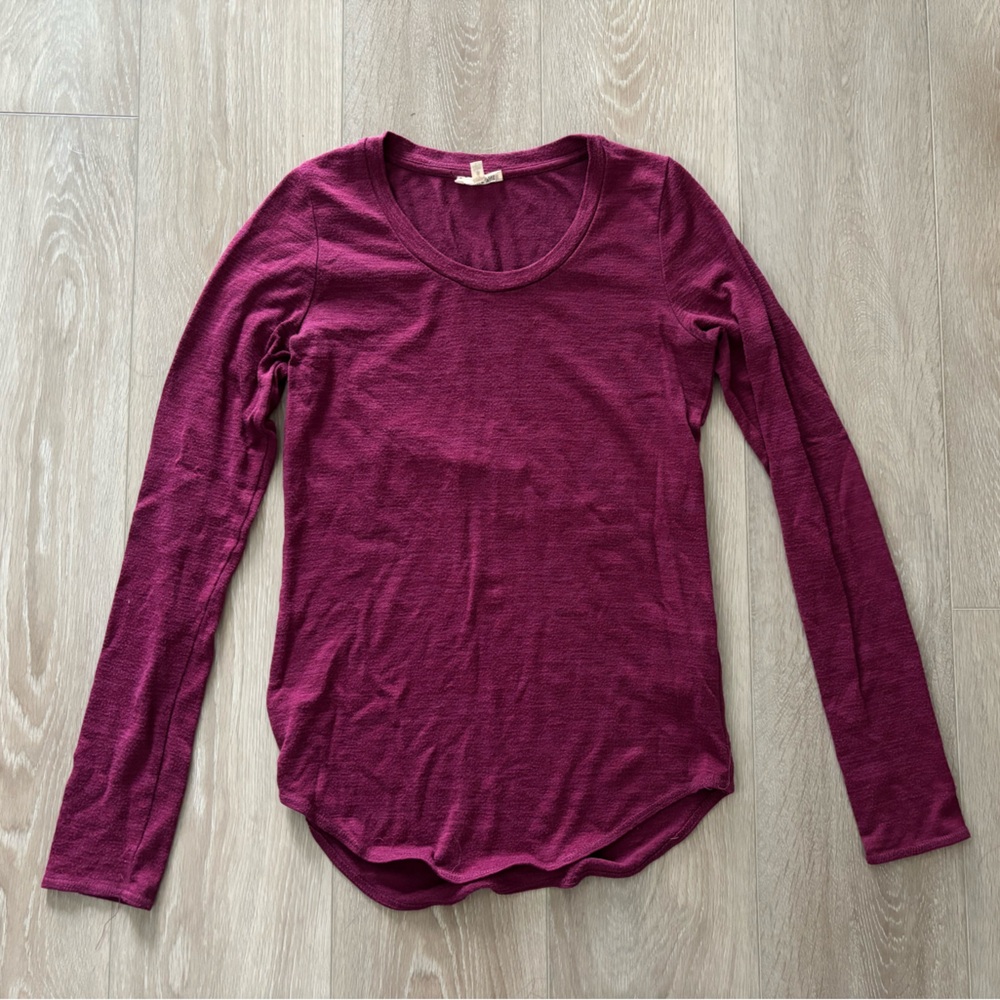 Aritzia Wilfred Scoop Neck Long Sleeve Top in a deep magenta